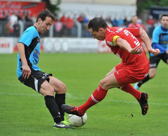  - fussball-sk-vorwaerts-steyr-vs-sv-bad-ischl-25052013-alexander-danningerrot-vs-goekhan-senguelblau