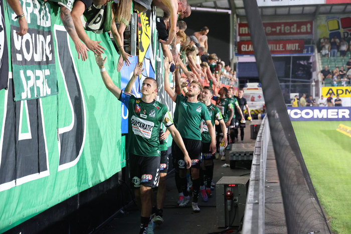 sv ried spieler fans abklatschen schroeckelsberger