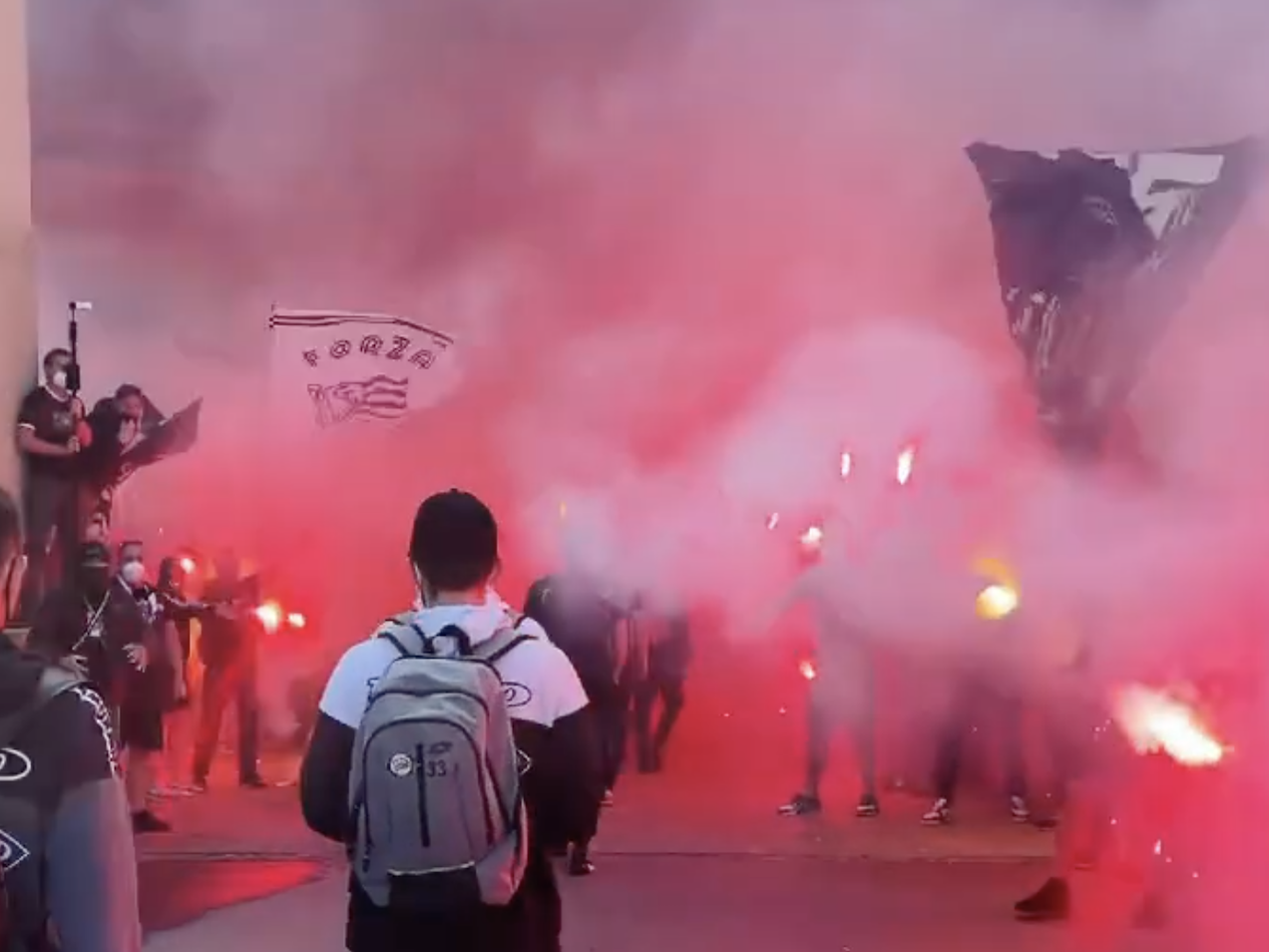 Aussergewohnlicher Empfang Sturm Fans Pushen Mannschaft Mit Pyro Und Fangesangen Video Bundesliga Ligaportal