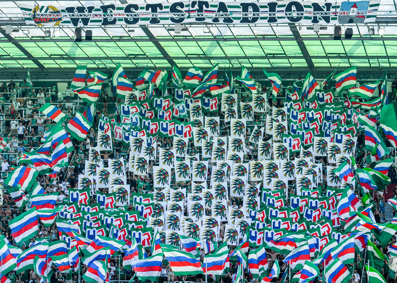 SKRapid WSG Choreo Parak hoetzenegger