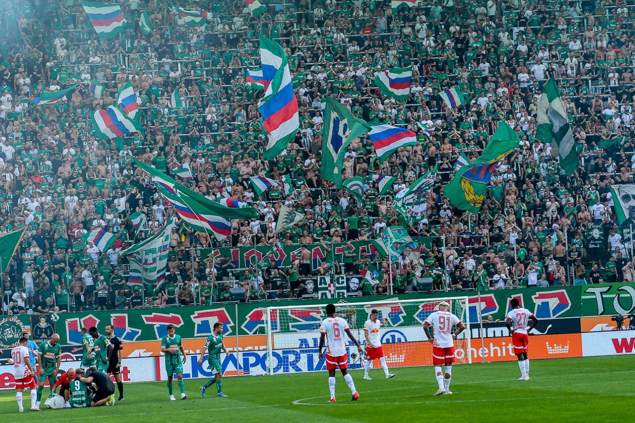 fans sk rapid bei burgstaller verletzung sk rapid vs fc rb salzburg 01 09 2024 parak biereder