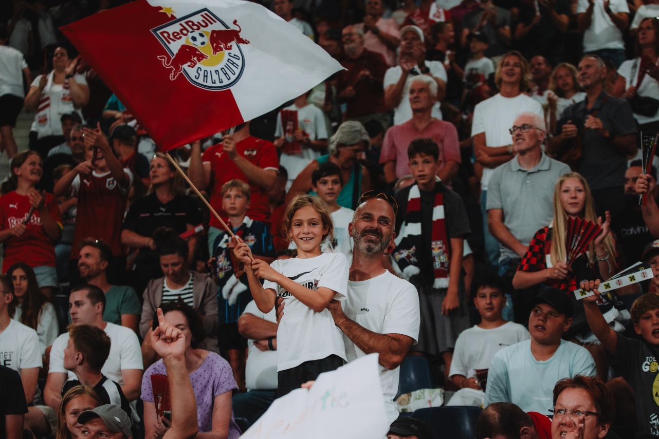 fc salzburg fan fahne 20 08 2024 rbs biereder