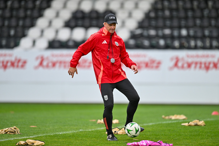 schopp markus cheftrainer lask abschlusstraining ecl 02 10 2024 dostal