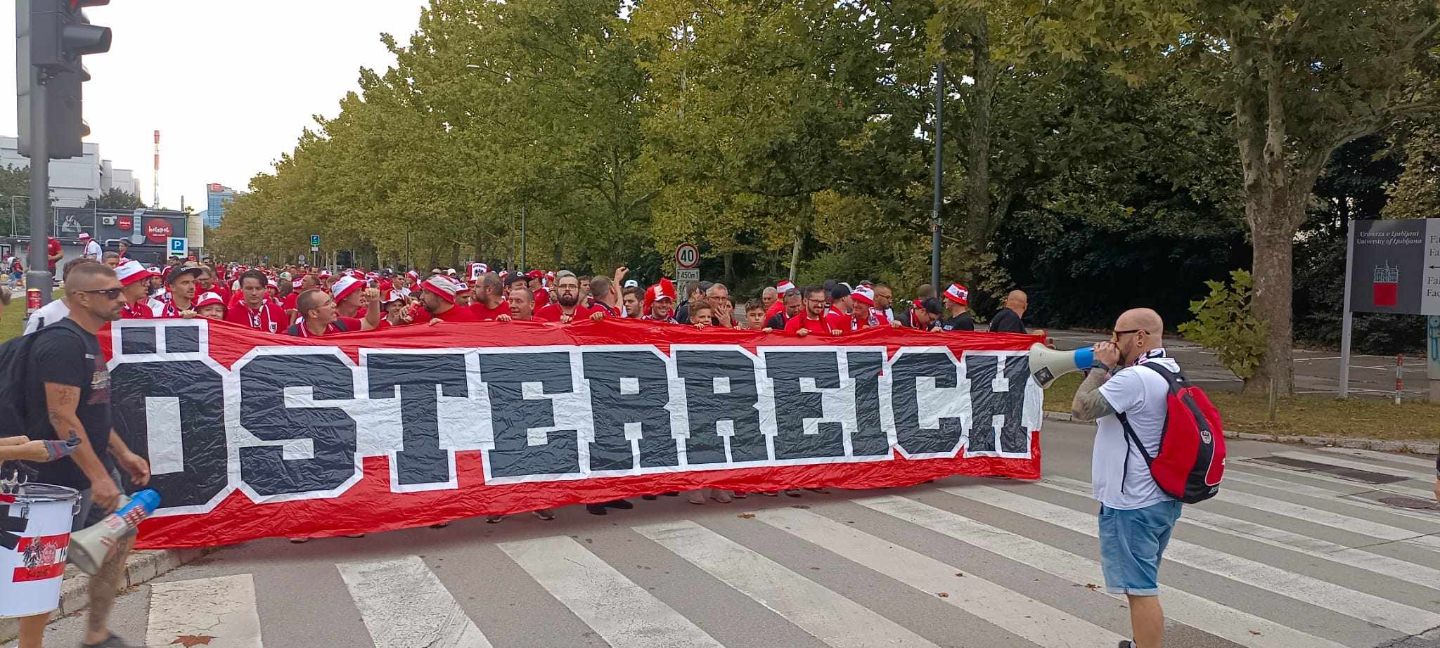 fans vor slowenien österreich 3 06 09 2024 martin leitgeb biereder