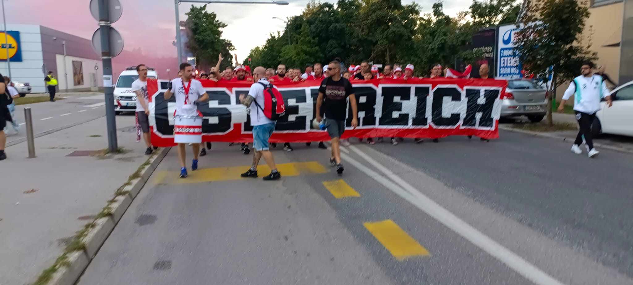 fans vor slowenien österreich 5 06 09 2024 martin leitgeb biereder