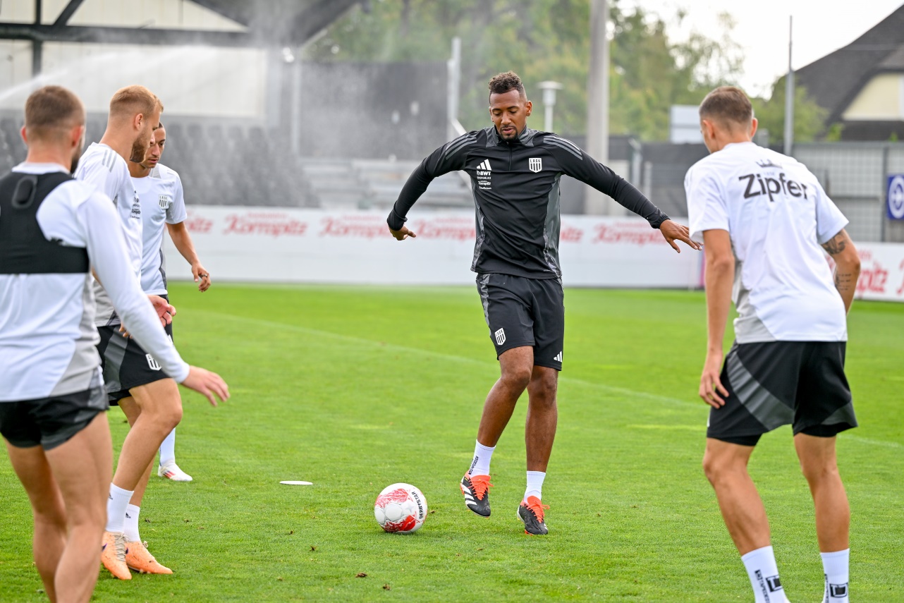 boateng jerome lask vor el play off spiel vs fcsb bukarest abschlusstraining 21 08 2024 dostal biereder