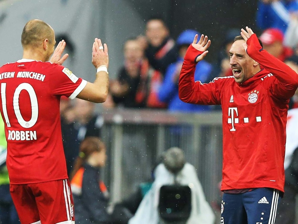 Robben (li.) und Ribery sitzen zu Beginn auf der Bank