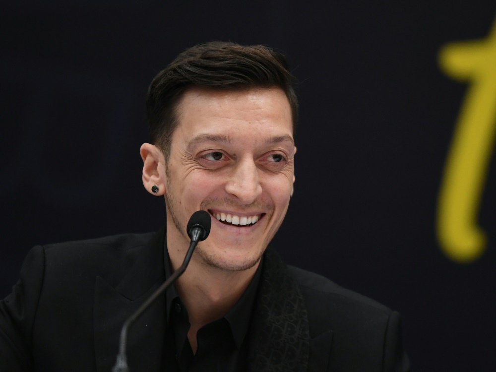 Mesut Özil vor Debüt für Fenerbahce