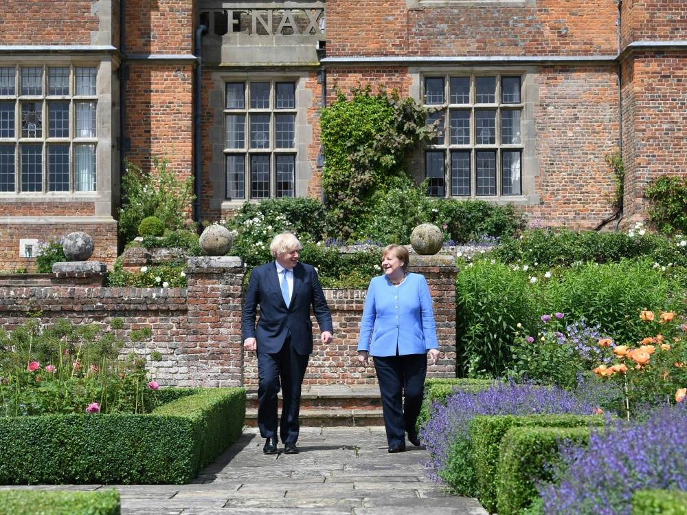 Angela Merkel sieht Zuschauerpläne bei der EM kritisch (Foto: SID)