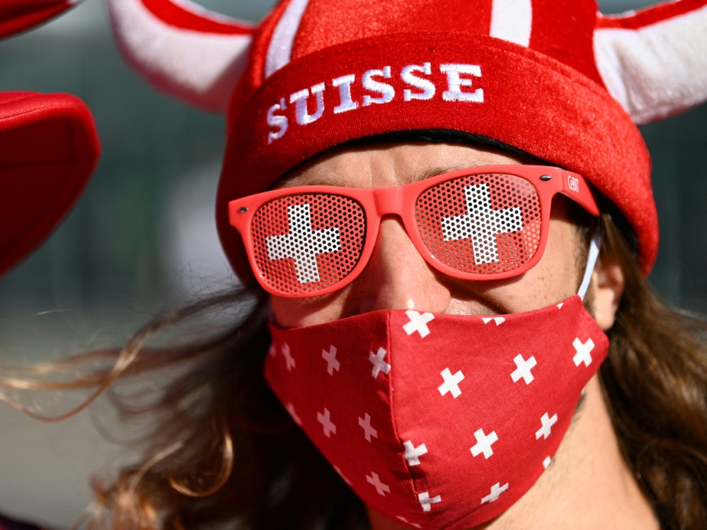 Schweizer Fans bejubeln Nationalmannschaft (Foto: SID)