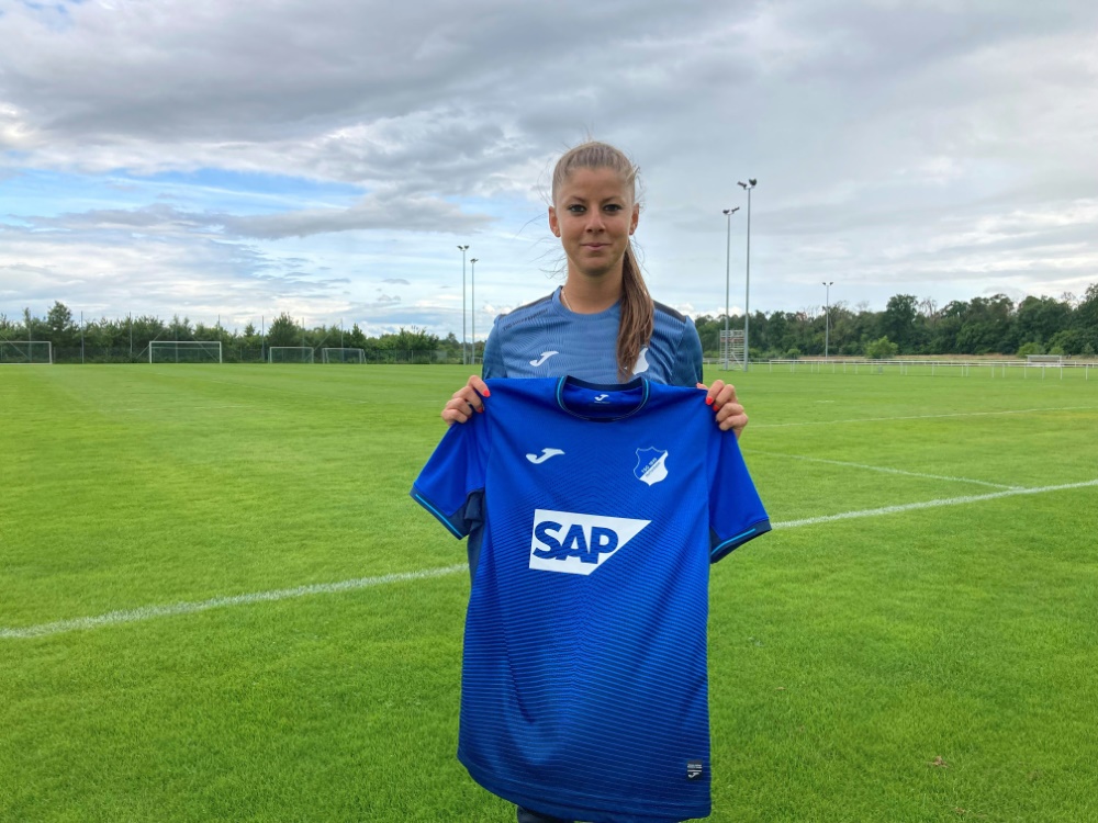 Petra Kocsan präsentiert das Trikot der TSG Hoffenheim (Foto: SID)