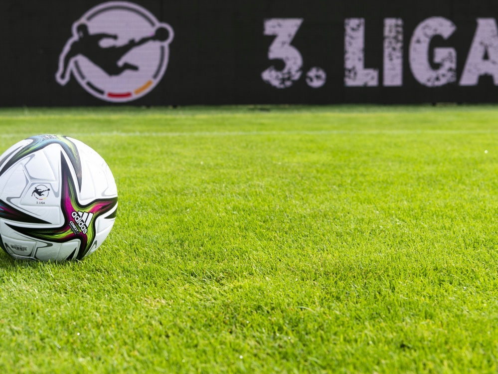 Der neue Spielball der 3. Liga wurde vorgestellt (Foto: SID)