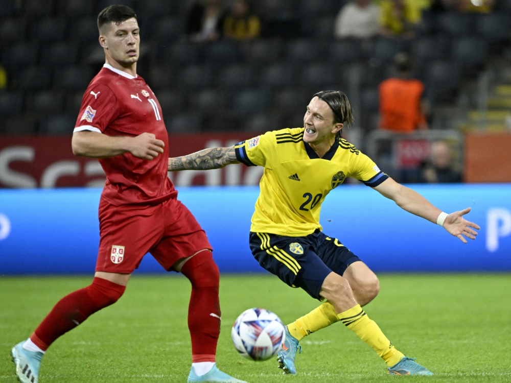 Glänzte bei seinem Debüt für Florenz: Luka Jovic (l.) (Foto: AFP/SID/JONAS EKSTROMER)