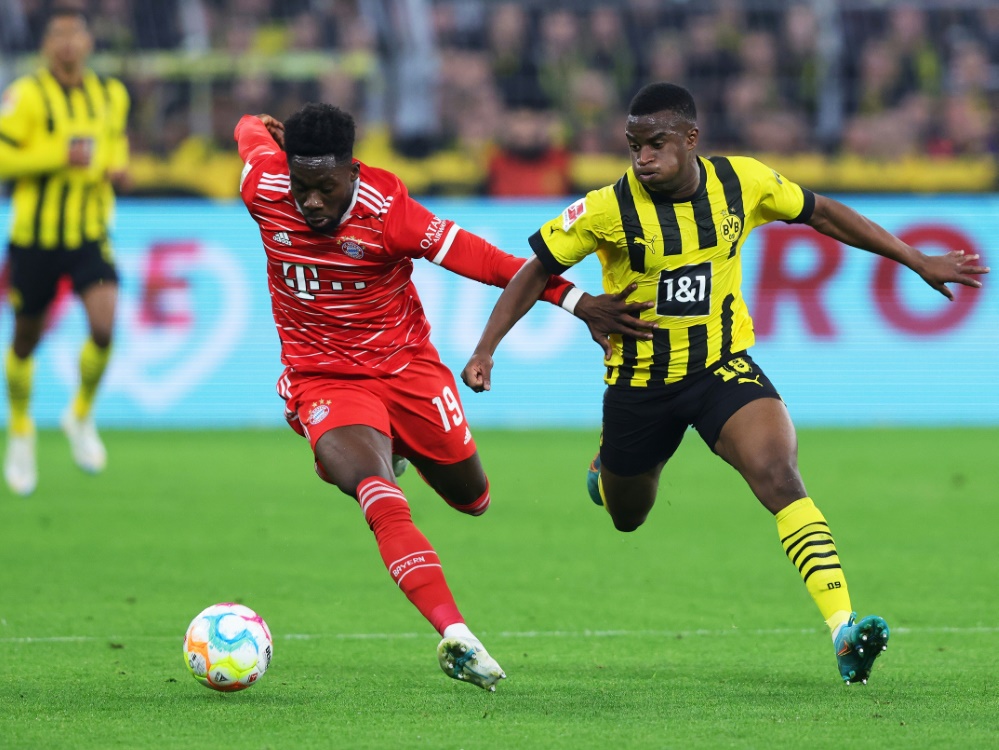 Alphonso Davies (l.) musste den Platz verletzt verlassen (Foto: FIRO/FIRO/SID/.)