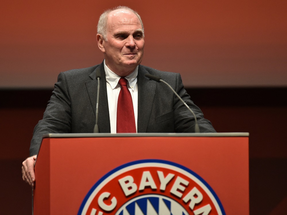 Uli Hoeneß würde mit Qatar Airways verlängern. (Foto: AFP/SID/CHRISTOF STACHE)