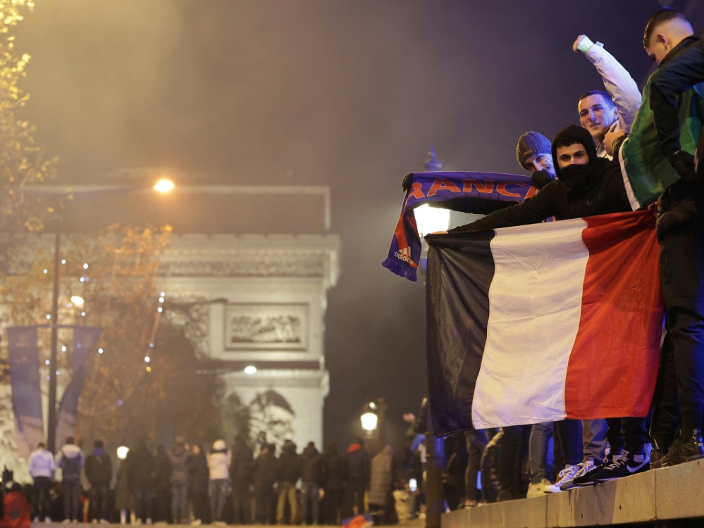 Ganz Frankreich feiert den Einzug der Equipe Tricolore ins WM-Finale gegen Argentinien. (Foto: AFP/SID/THIBAUD MORITZ)
