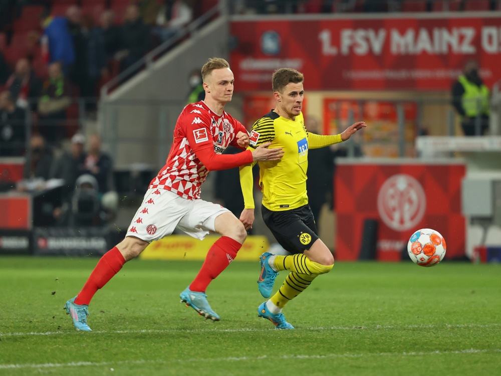 Niklas Tauer (l.) im Spiel gegen Borussia Dortmund (Foto: FIRO/FIRO/SID)