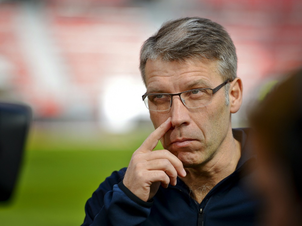 Peter Knäbel zitiert Mannschaft in die Kabine (Foto: AFP/SID/SASCHA SCHUERMANN)