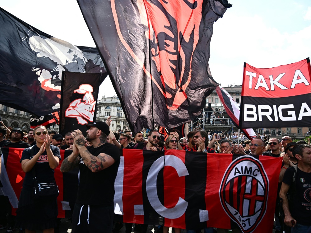 Mailand-Fans verabschieden sich von Berlusconi (Foto: AFP/SID/GABRIEL BOUYS)