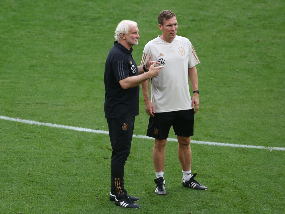 Hannes Wolf (r.) im Gespräch mit Rudi Völler (Foto: AFP/SID/FRANCK FIFE)