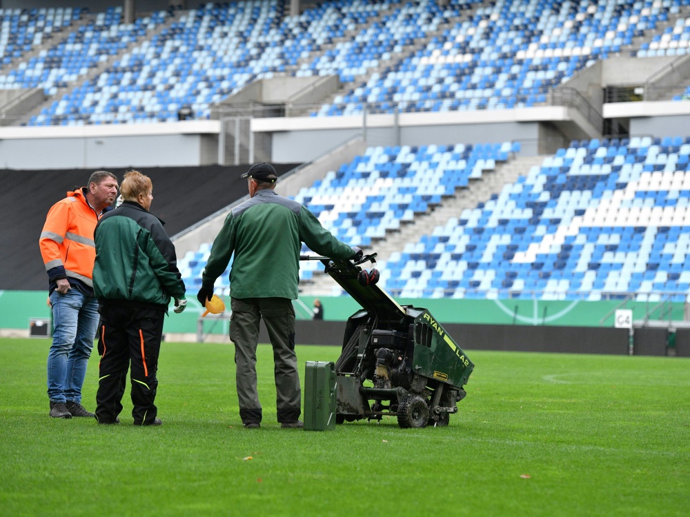 Platzarbeiten im Saarbrücker Ludwigsparkstadion. (Foto: IMAGO/BeckerBredel/IMAGO/BeckerBredel/SID/IMAGO/BeckerBredel)