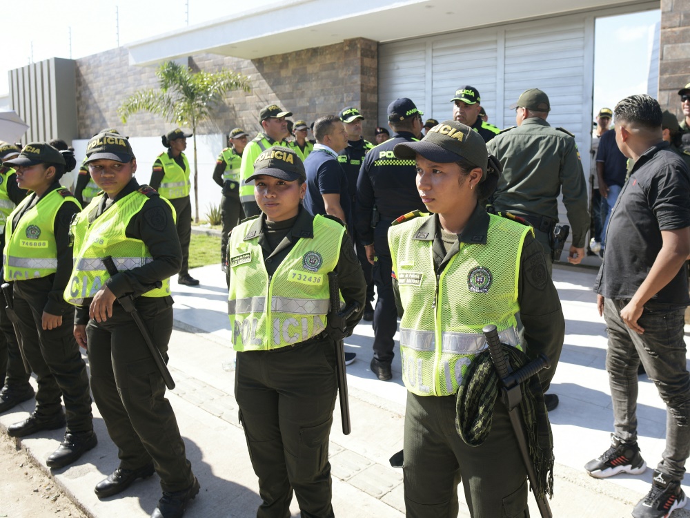 Polizei nimmt vier Personen fest (Foto: AFP/SID/DANIEL MUNOZ)