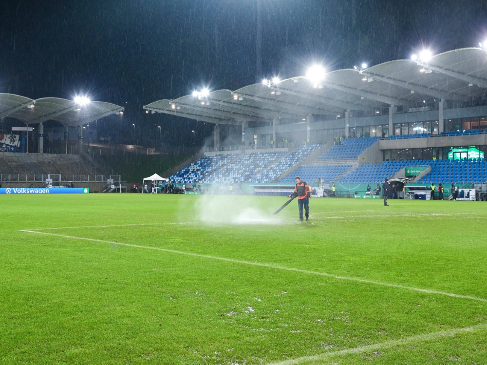 Erneut große Wassermassen im Ludwigsparkstadion (Foto: IMAGO/eu-images/IMAGO/eu-images/SID/IMAGO)