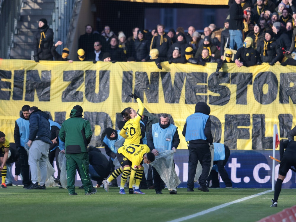 Viele Fans protestieren gegen die DFL-Pläne (Foto: FIRO/FIRO/SID)