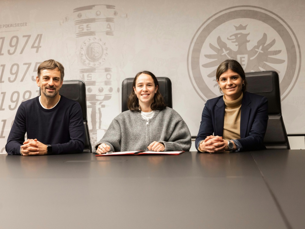 Reuteler (Mi.) bleibt der Eintracht treu (Foto: Eintracht Frankfurt/Eintracht Frankfurt/Eintracht Frankfurt/Martin Ohnesorge)