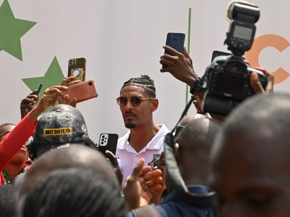 Beim Empfang in Abidjan: Sebastien Haller (Foto: AFP/SID/Issouf SANOGO)