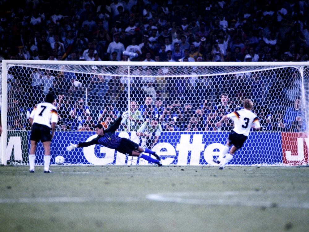 Sergio Goycochea im WM-Finale 1990 beim Brehme-Elfer (Foto: IMAGO/Laci Perenyi/IMAGO/Laci Perenyi/SID/Laci Perenyi via www.imago-images.de)