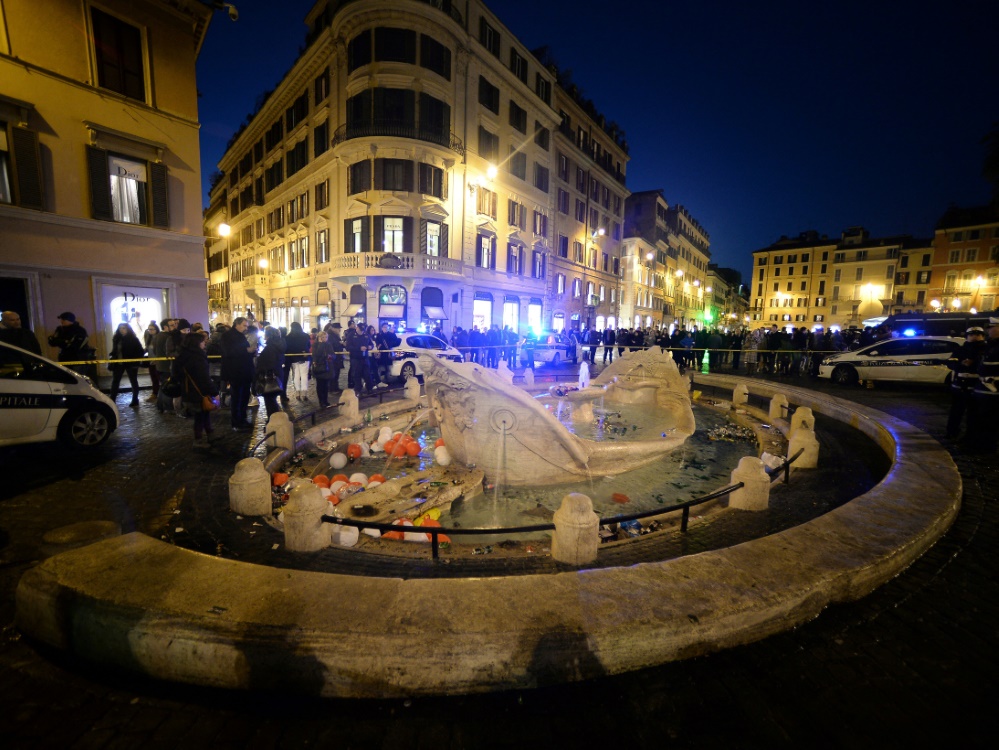 2015: Rotterdam-Fans verwüsten Fontana della Barcaccia (Foto: AFP/SID/FILIPPO MONTEFORTE)