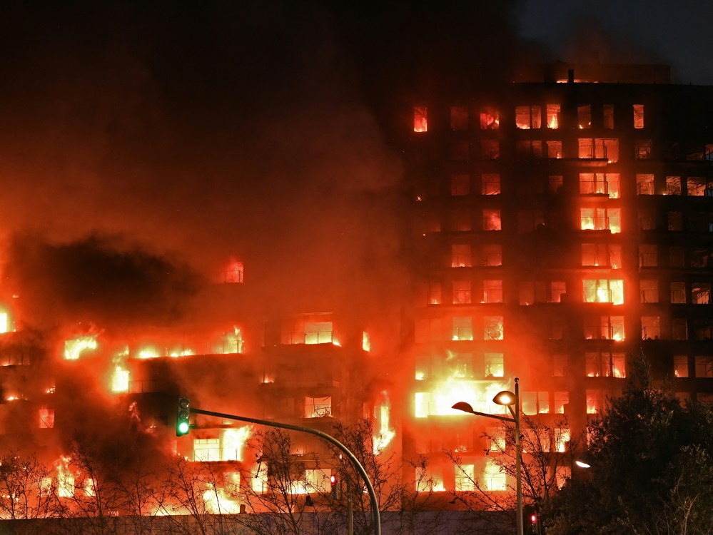 Der Brand war am Donnerstagnachmittag ausgebrochen (Foto: AFP/SID/JOSE JORDAN)