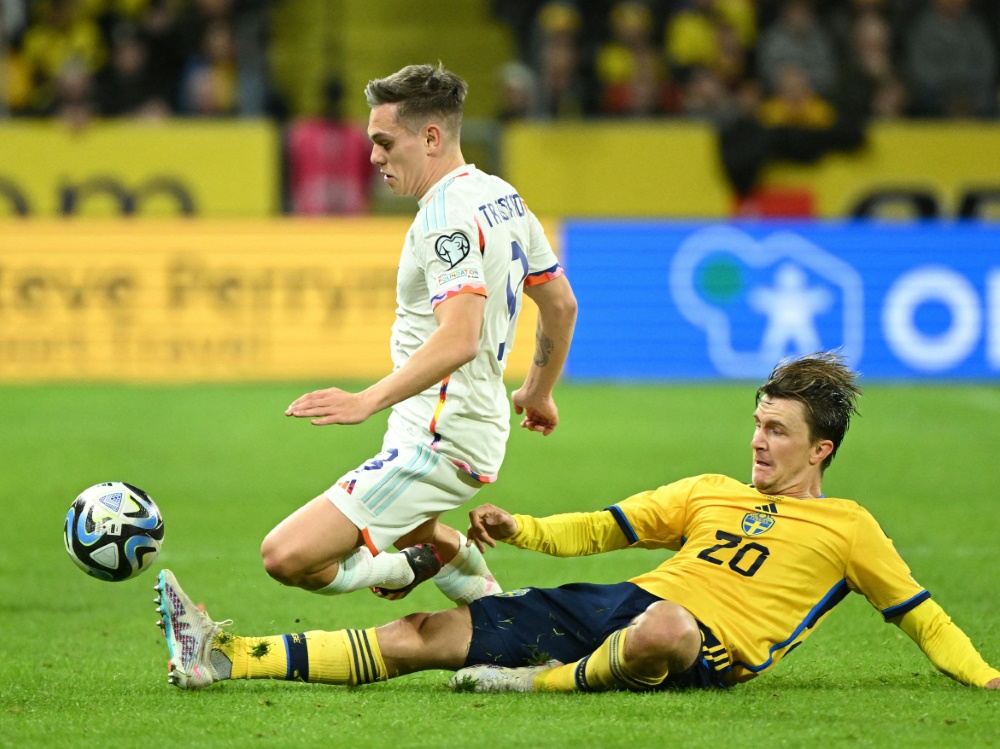 Olsson (r.) im Länderspiel gegen Belgien im März 2023 (Foto: AFP/SID/JONATHAN NACKSTRAND)