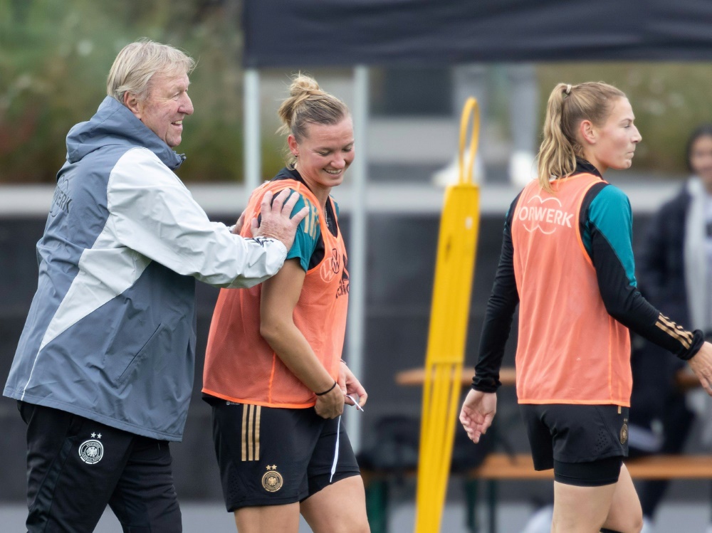 Popp und Hrubesch: Kopfballungeheuer unter sich (Foto: IMAGO/Kessler/IMAGO/Kessler/SID)