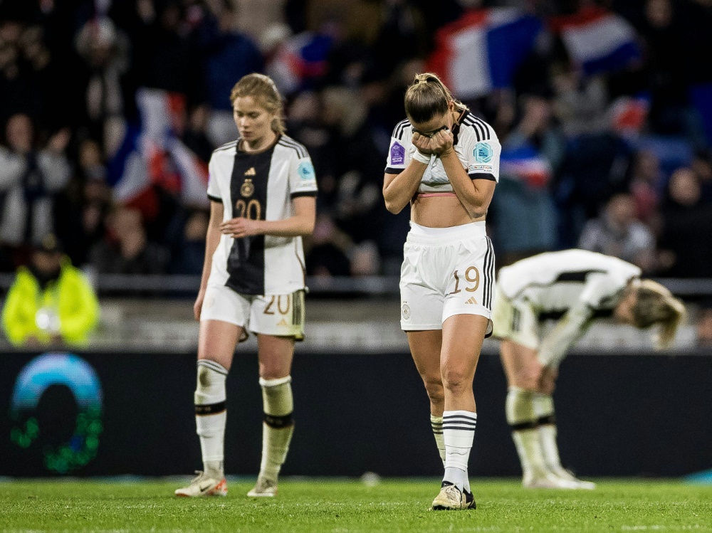 Nüsken (l.) und Bühl nach dem vergebenen Matchball (Foto: IMAGO/BEAUTIFUL SPORTS/Wunderl/IMAGO/BEAUTIFUL SPORTS/Wunderl/SID/IMAGO/BEAUTIFUL SPORTS/Wunderl)