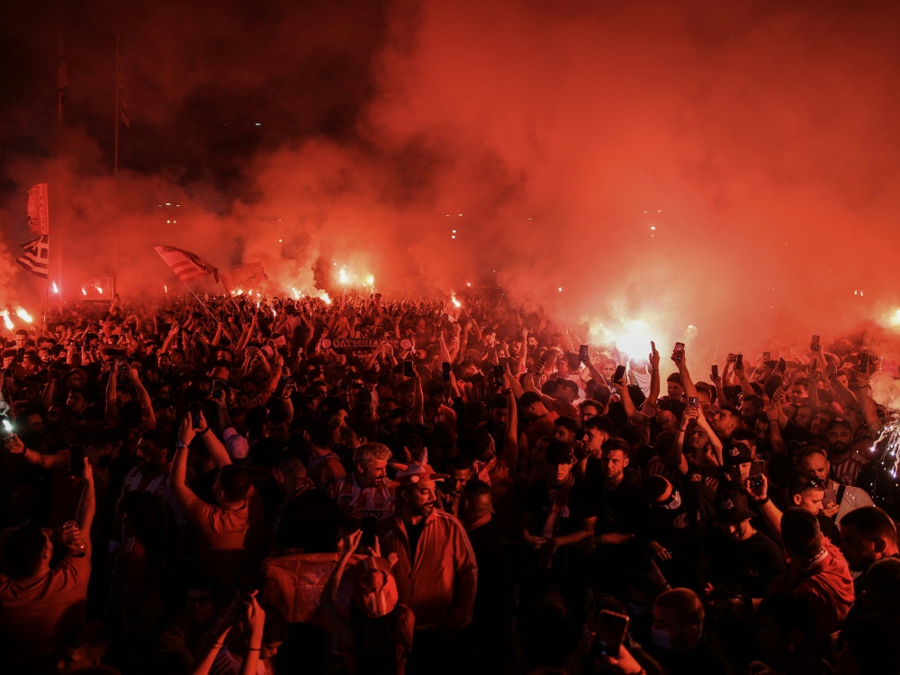 Fans von Piräus feiern auf den Straßen Athens ihren Sieg (Foto: AFP/SID/ARIS OIKONOMOU)