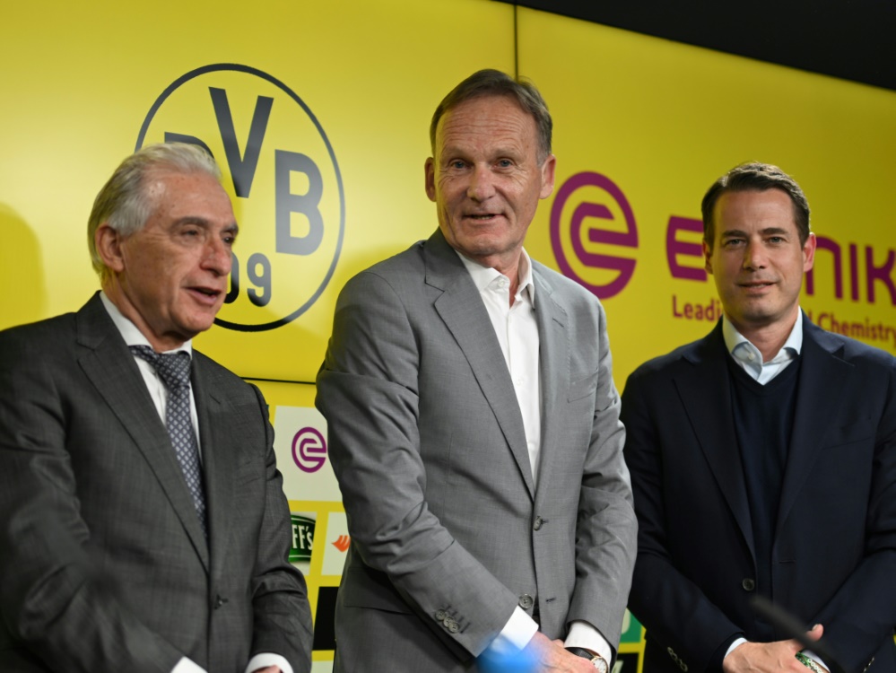 Watzke (M.) hat Respekt vor Hoeneß' Lebensleistung (Foto: AFP/SID/Ina FASSBENDER)