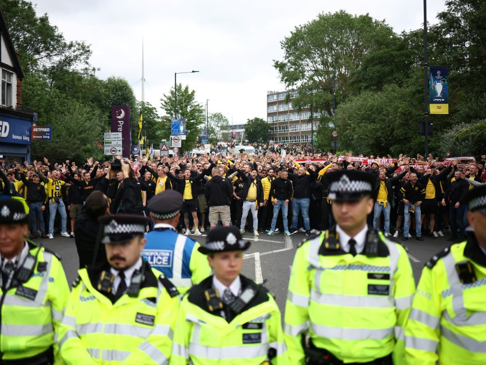 Londoner Polizisten vor dem Finale (Foto: AFP/SID/HENRY NICHOLLS)