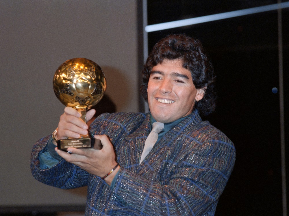 Diego Maradona 1986 mit der Trophäe in Feierlaune (Foto: AFP/SID/PASCAL GEORGE)