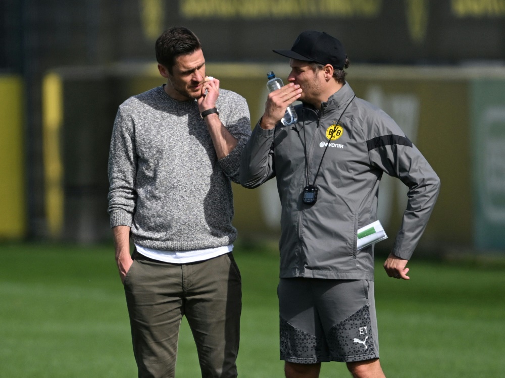 Kehl (l.) mit Trainer Edin Terzic (Foto: AFP/SID/INA FASSBENDER)