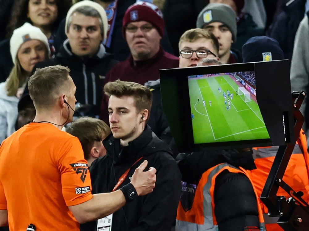 Ein Schiedsrichter in der Premier League beim VAR-Check (Foto: AFP/SID/Darren Staples)