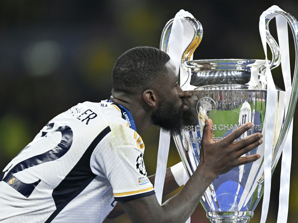 Einen Pokal will Antonio Rüdiger auch nach der EM küssen (Foto: AFP/SID/INA FASSBENDER)