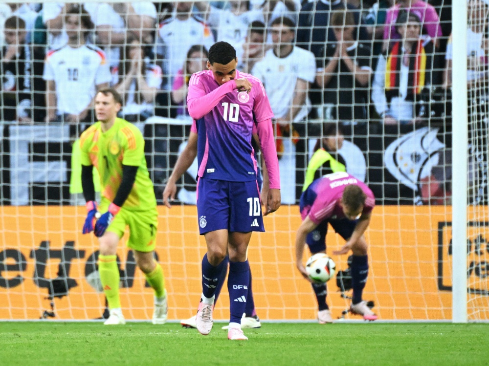 Neuer, Musiala und Kimmich nach dem 0:1 (Foto: AFP/SID/UWE KRAFT)