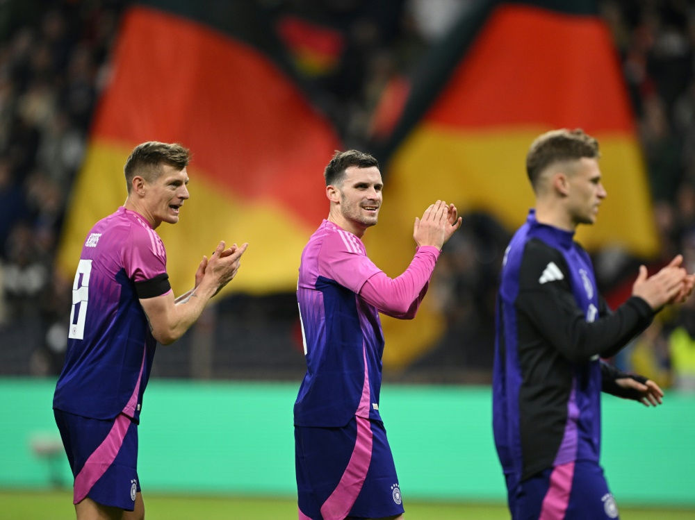 Fußballfan Pascal Groß (M.) mit Kroos und Kimmich (Foto: AFP/SID/INA FASSBENDER)