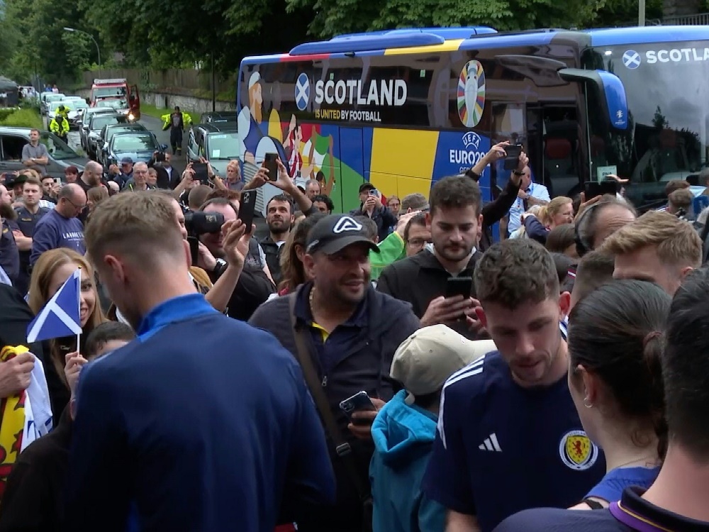Zahlreiche Fans begrüßten die Schotten (Foto: SID/SID/SID)