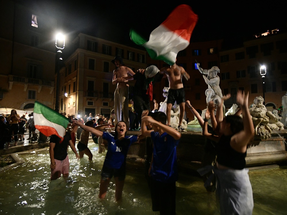 Italienische Fans nach dem EM-Triumph 2021 (Foto: AFP/SID/FILIPPO MONTEFORTE)