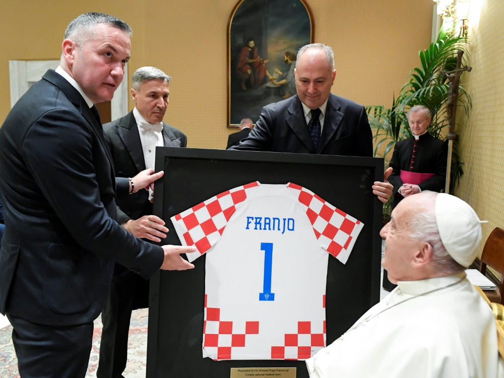 Der Papst bekam ein personalisiertes Trikot überreicht (Foto: IMAGO / ZUMA Press/IMAGO / ZUMA Press/SID/IMAGO/VATICAN MEDIA)