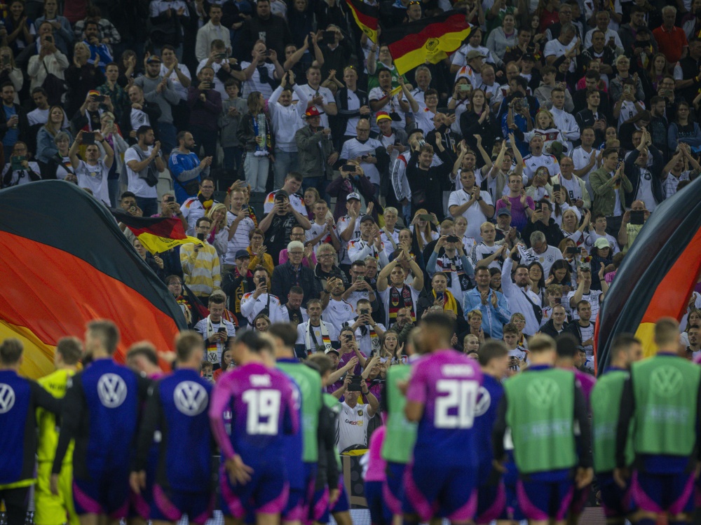 Das DFB-Team bedankte sich bei den Fans (Foto: IMAGO/Moritz Müller/IMAGO/Moritz Müller/SID/IMAGO/Moritz Mueller)