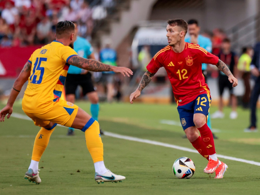 Grimaldo (r.) stand in der ersten Halbzeit auf dem Feld (Foto: IMAGO/NurPhoto/IMAGO/NurPhoto/SID/IMAGO/DAX Images)